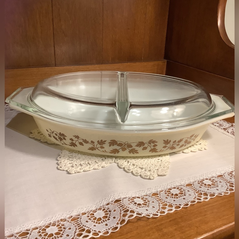 Pyrex Golden Acorn Divided Casserole 1.5 qt